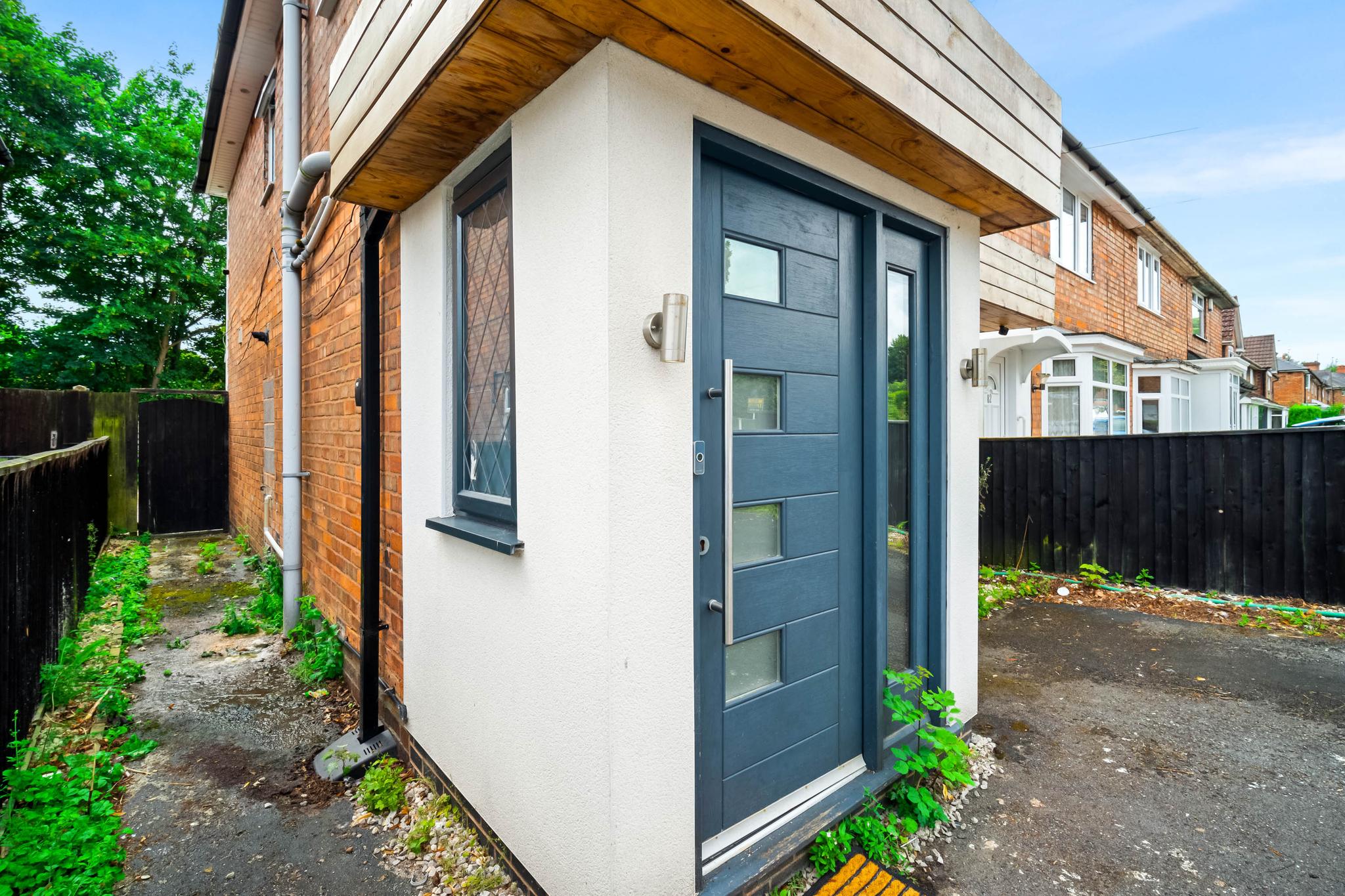 3 Bedroom Luxury Home with Free Drive Parking5