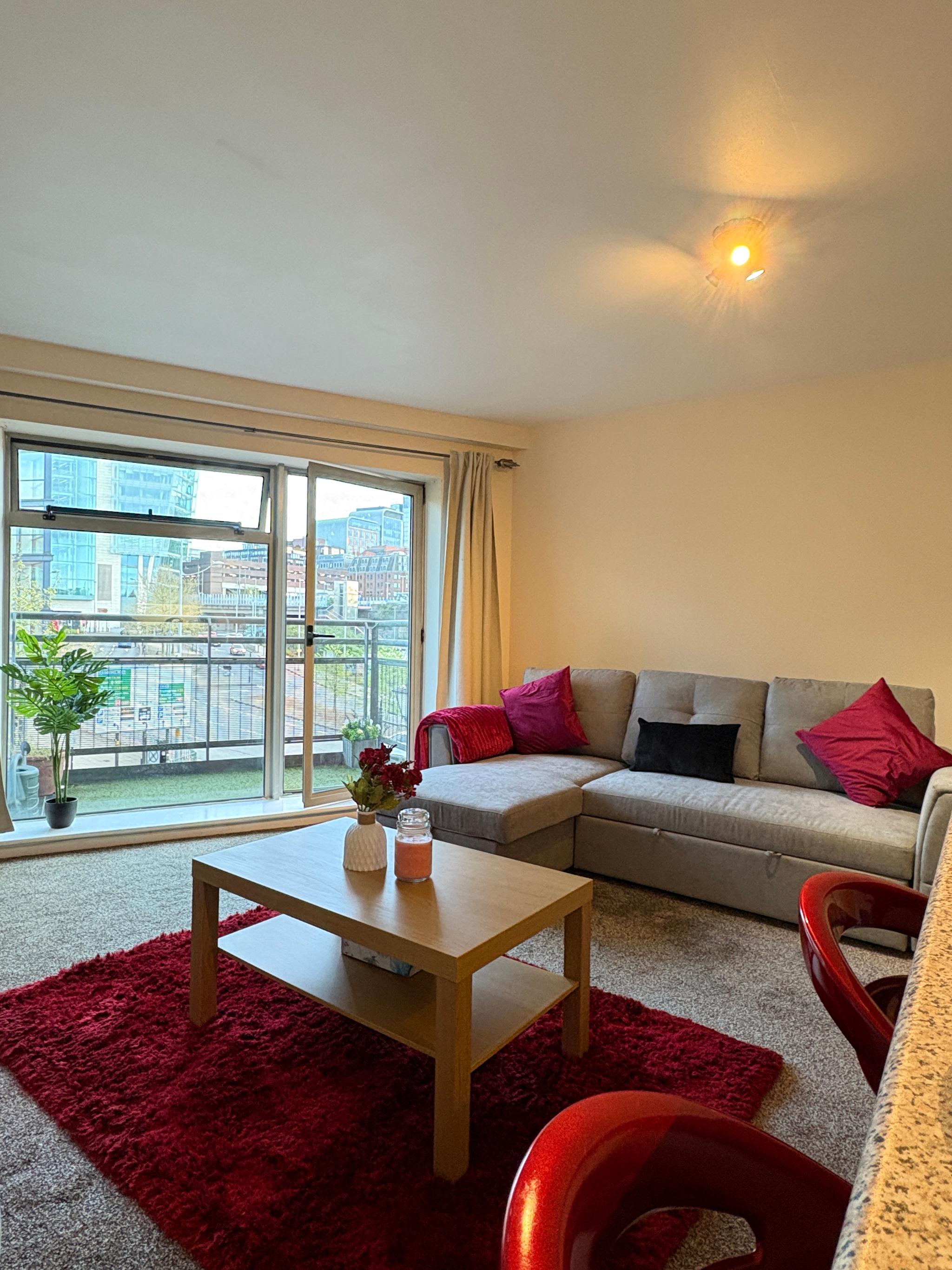 Central Snow Hill Apt | Free Parking & Balcony