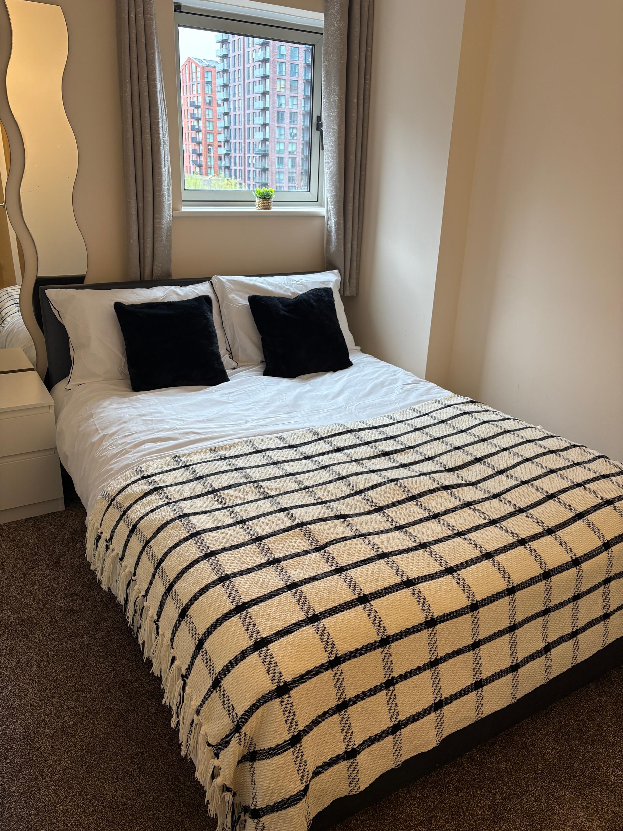 Central Snow Hill Apt | Free Parking & Balcony4