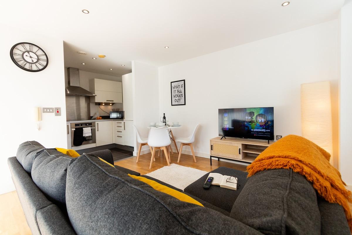 Central Gem: Cosy 2BR with Private Balcony2