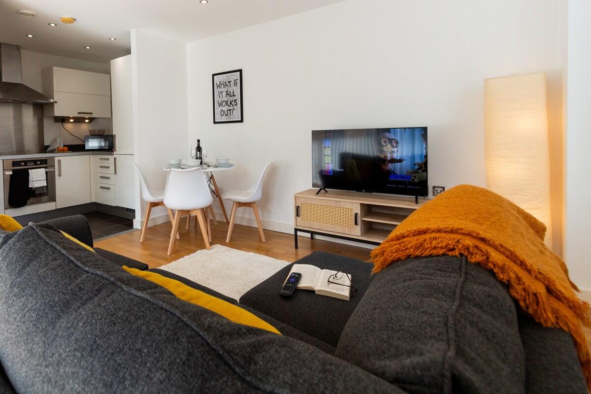 Central Gem: Cosy 2BR with Private Balcony4