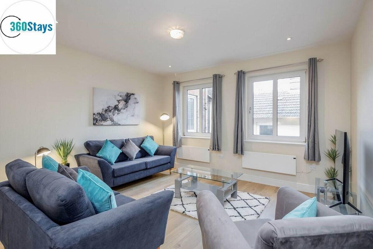 2 Bedroom Apt.02 with Parking in Maidenhead3