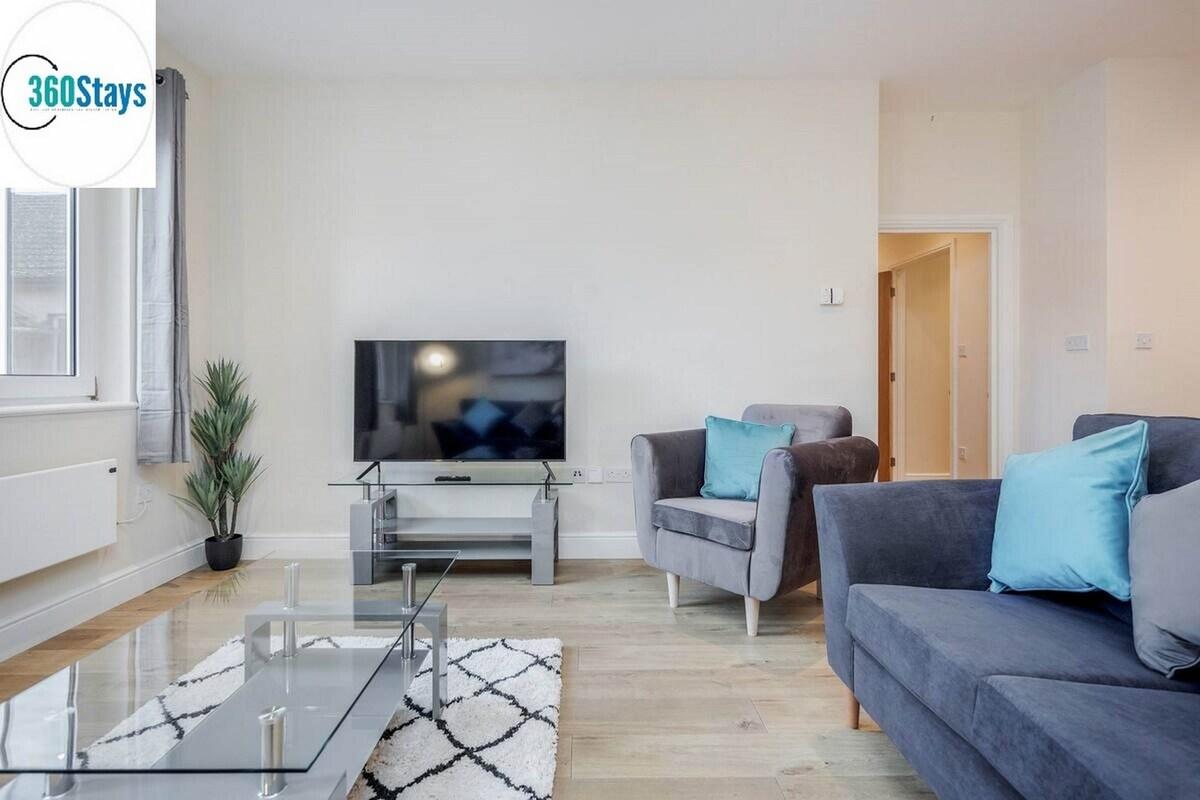 2 Bedroom Apt.02 with Parking in Maidenhead4