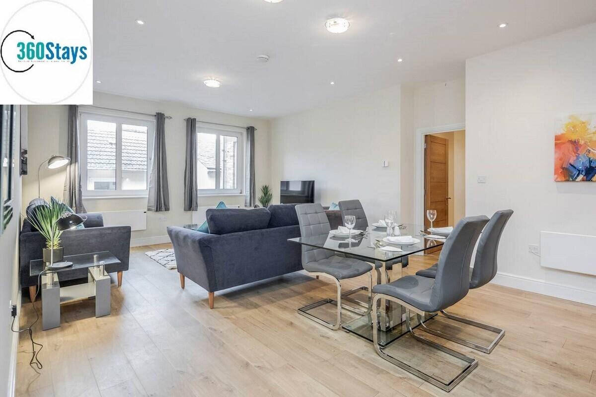 2 Bedroom Apt.02 with Parking in Maidenhead5