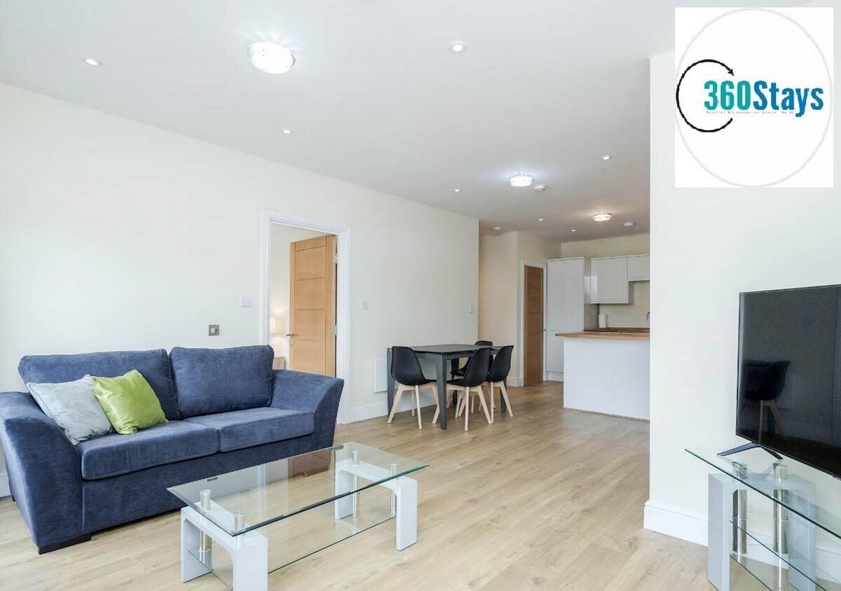 2 Bedroom Apt.03 with Parking in Maidenhead2