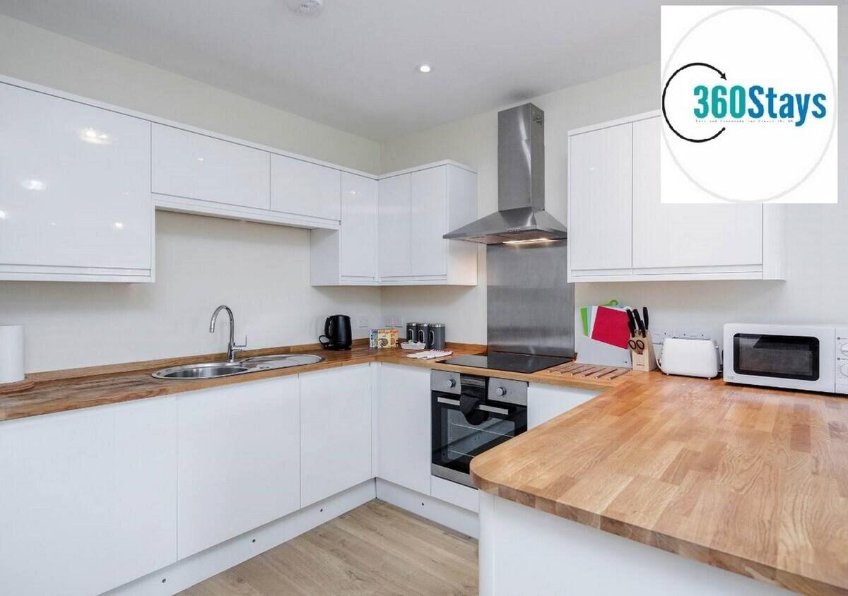 2 Bedroom Apt.03 with Parking in Maidenhead4