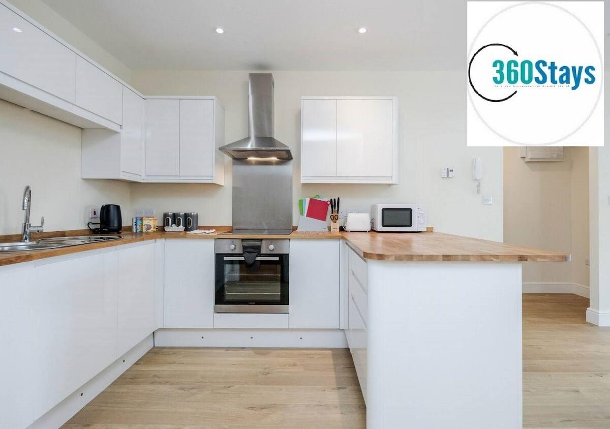 2 Bedroom Apt.03 with Parking in Maidenhead5