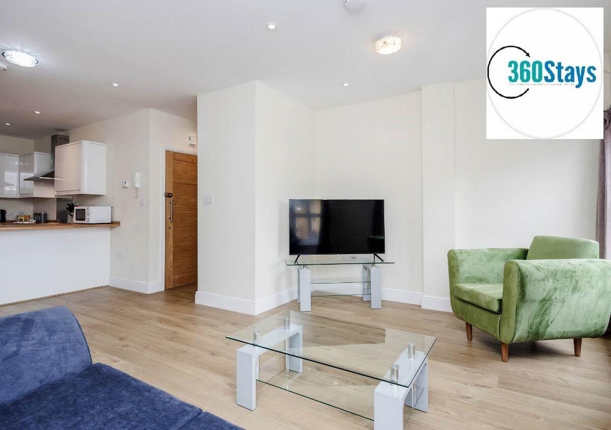 2 Bedroom Apt.03 with Parking in Maidenhead6