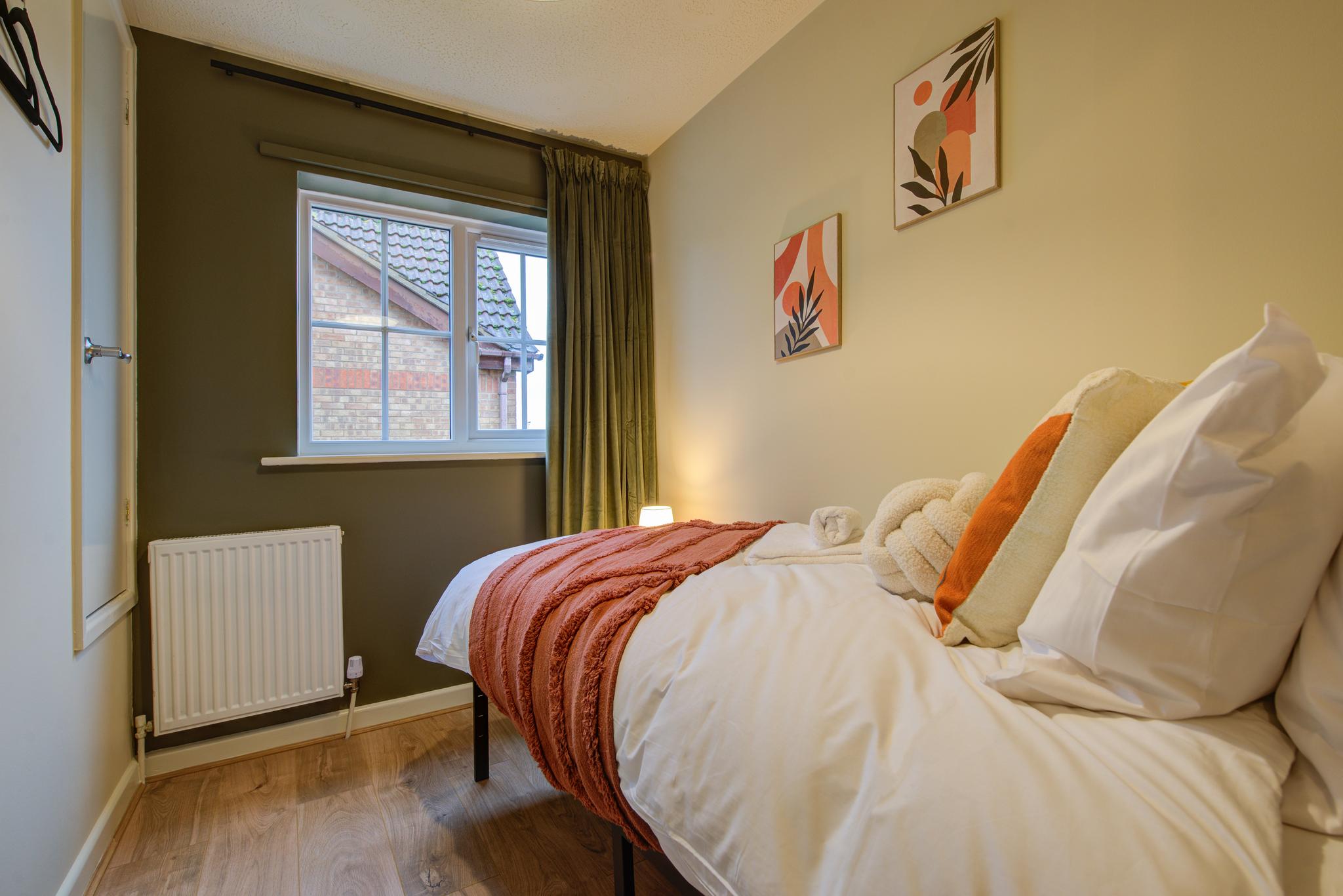 Aveland House town location sleeps 5 with parking6