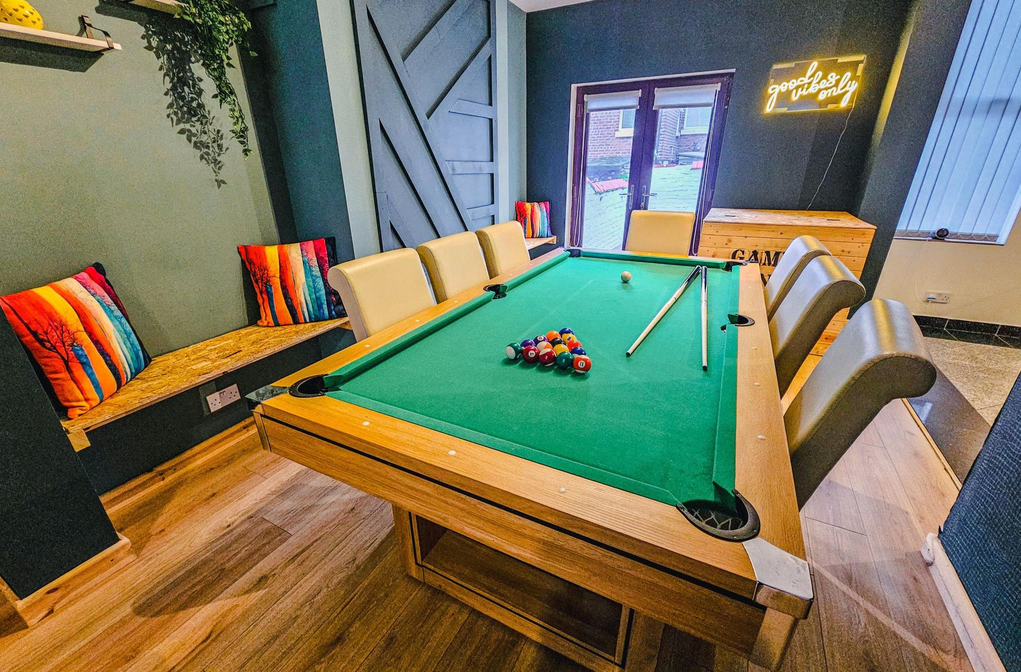 Luxury Group House | Games Room | Near Anfield3