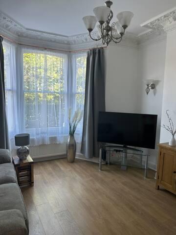 2-Bed Flat | Wimbledon SW19 | Garden & Ensuite3