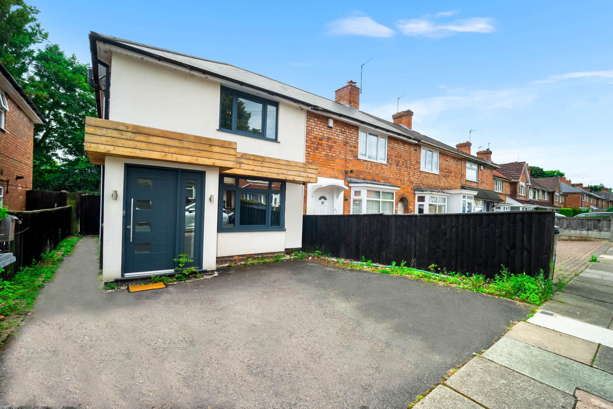 3 Bedroom Luxury Home with Free Drive Parking4
