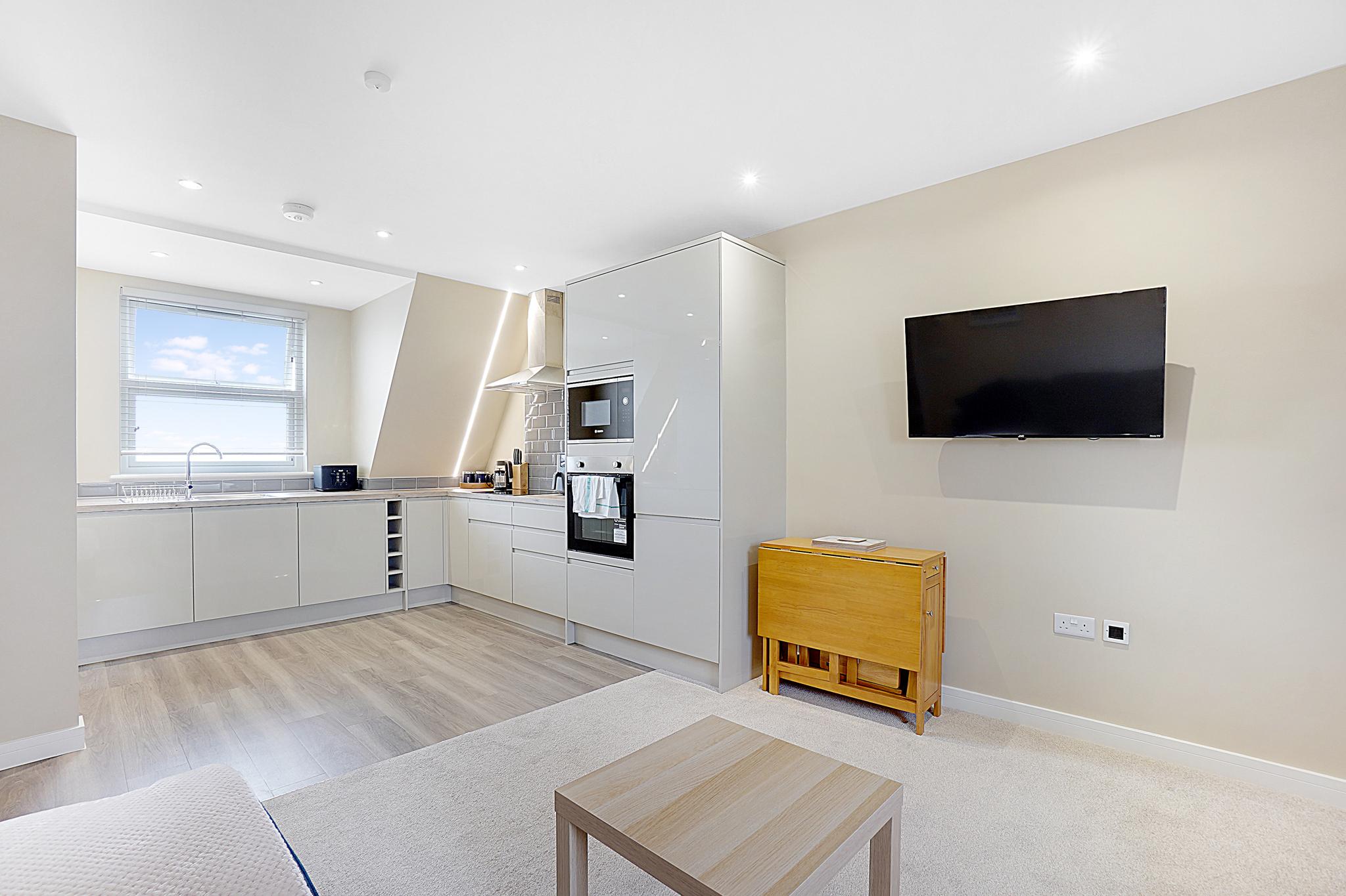 3-Bed Apartment | Dartford | A/C & Ensuite5