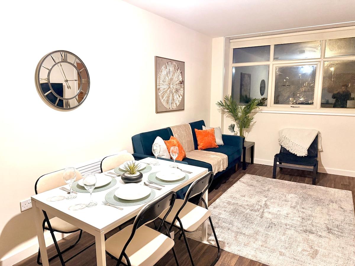 Central Huddersfield 3BR Apartment 3 Bath Parking2