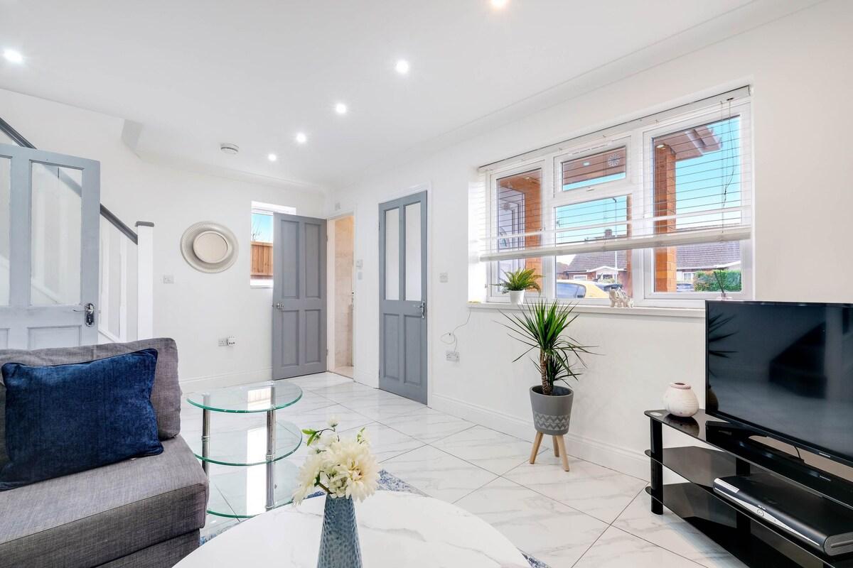 3 Bedroom House with Parking in Windsor5