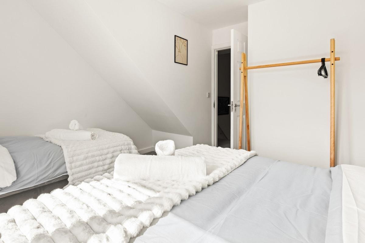 3BR Contractor House By ELS Property Group Salford6